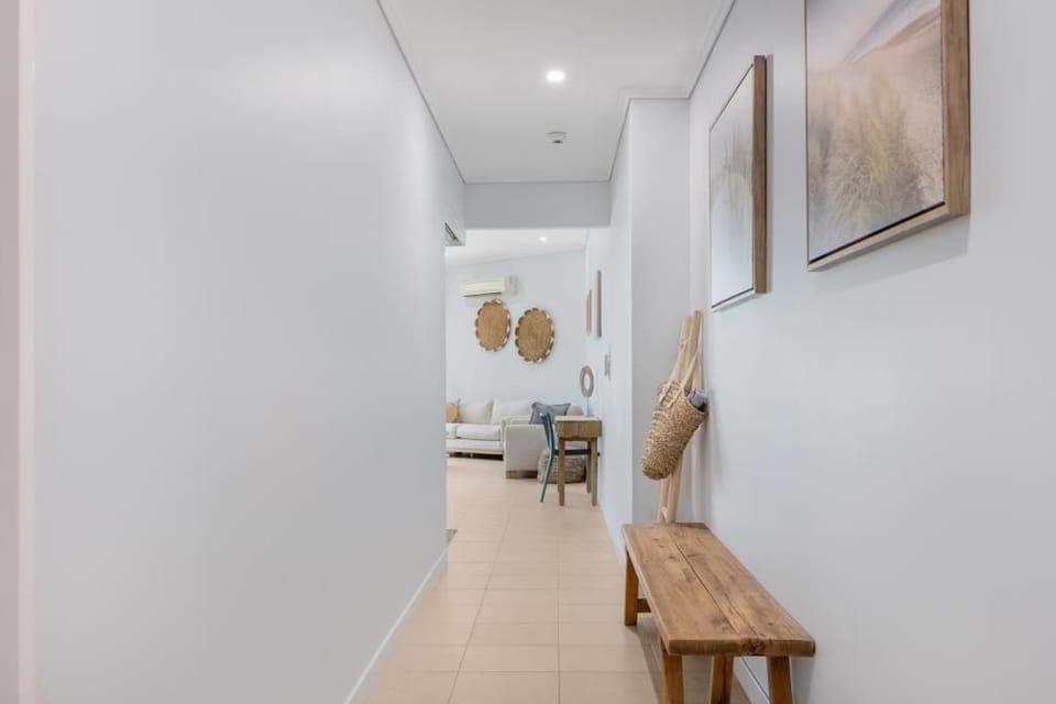 Stunning Poolside Paradise - Amazing Design- 2 Pools-Gym-Parking Apartment in Hervey Bay