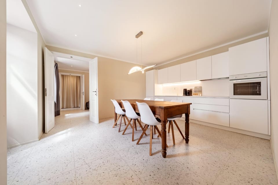 Coffee/tea facilities, dishwasher, microwave, stove, kitchen