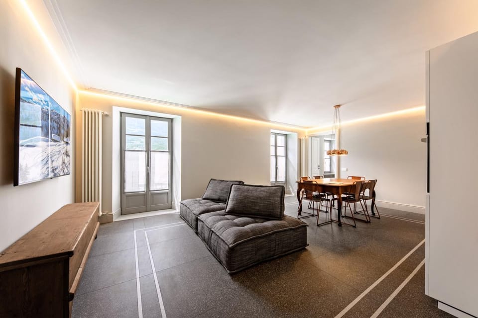 View (from property/room), Living room, Seating area, City view, Mountain view, heating, internet