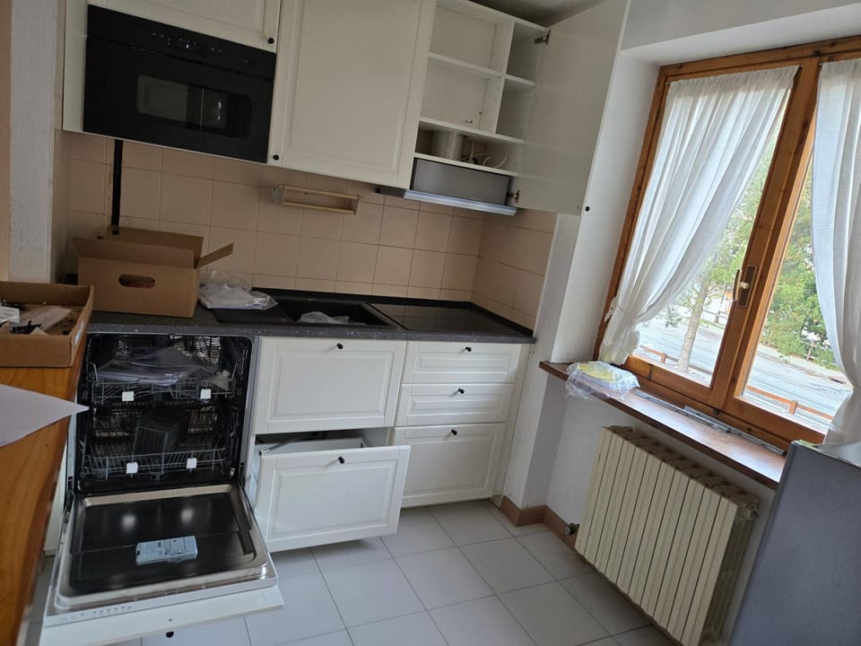 Kitchen or kitchenette, dishwasher, stove