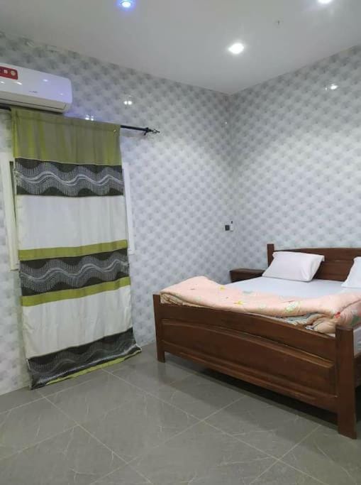 Villa Malya-Rez de chaussée Privé et indépendant avec deux chambres et jacuzzi dans une maison- Villa in Saly