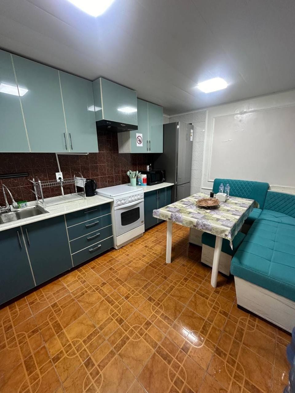 Kitchen or kitchenette, Seating area, Dining area, stove