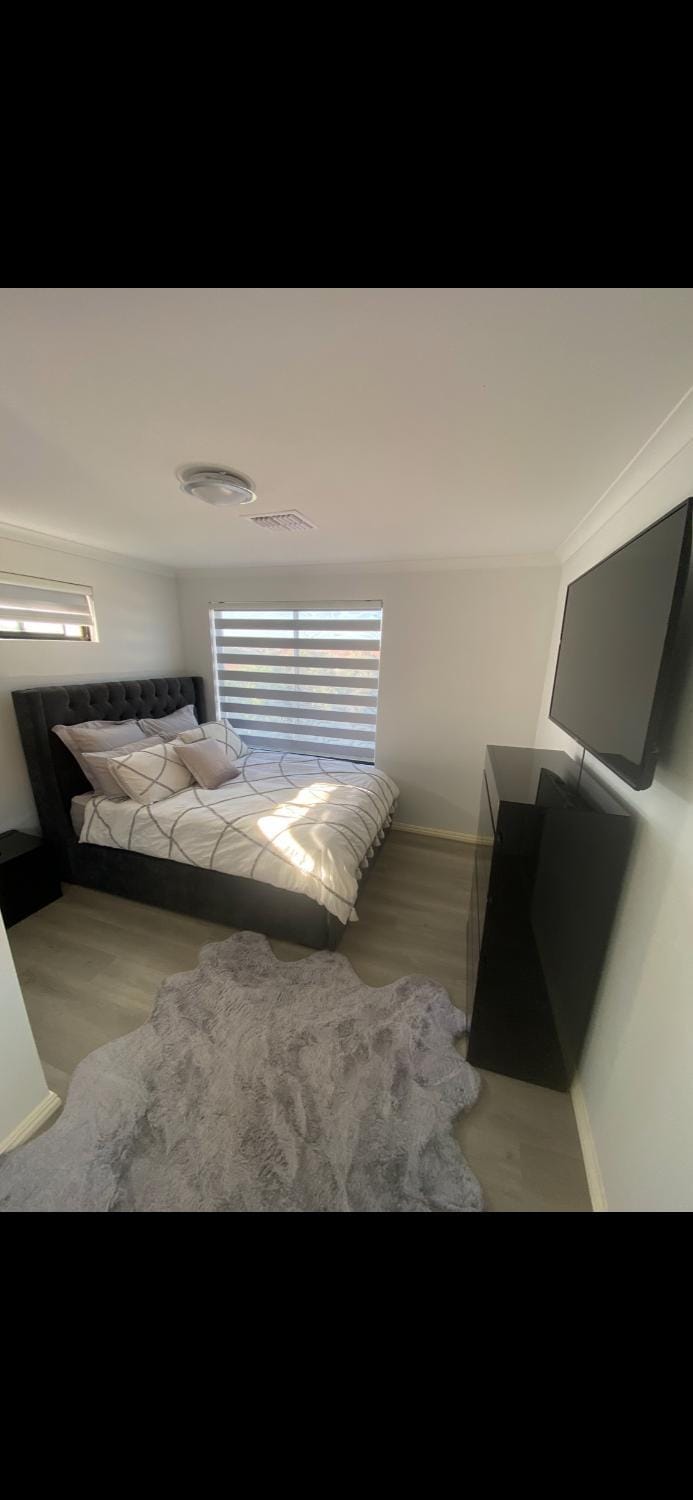Bed, TV and multimedia, Bedroom