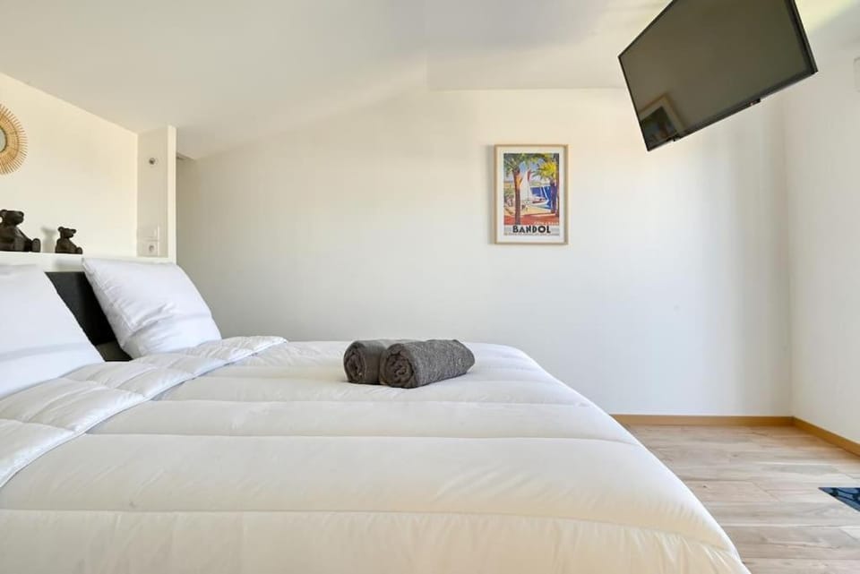 Bed, TV and multimedia, Photo of the whole room, Bedroom, towels