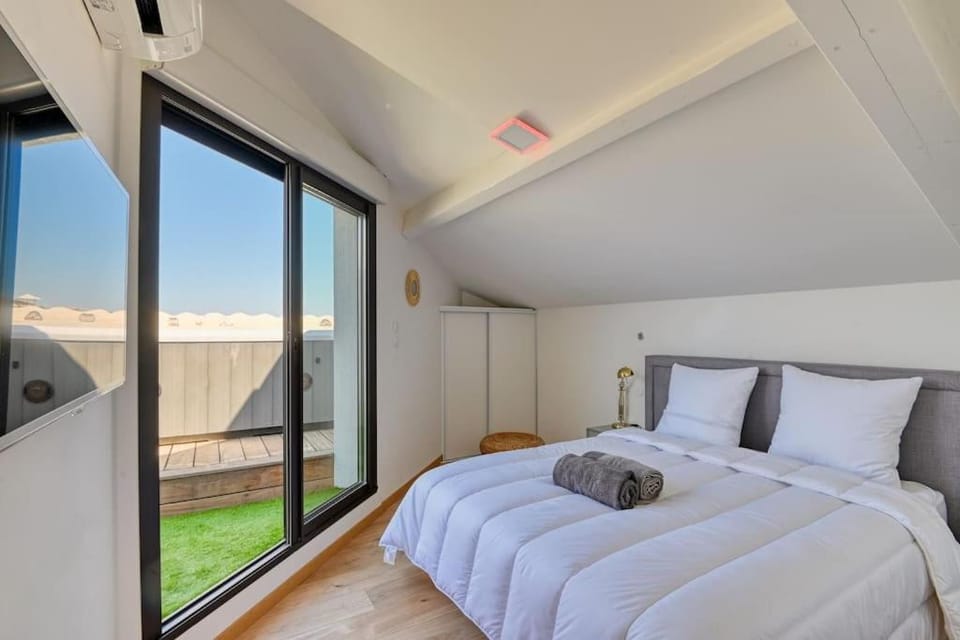 Bed, View (from property/room), Balcony/Terrace, Photo of the whole room, Bedroom, towels