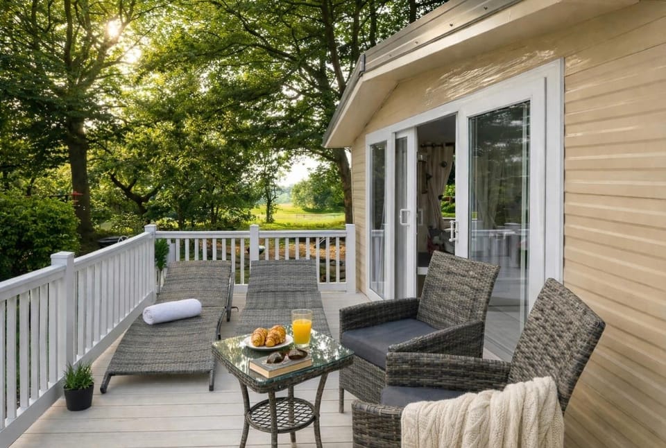 Property building, Patio, Natural landscape, Summer, Garden, View (from property/room), View (from property/room), Balcony/Terrace, Balcony/Terrace, Seating area, Dining area, Landmark view