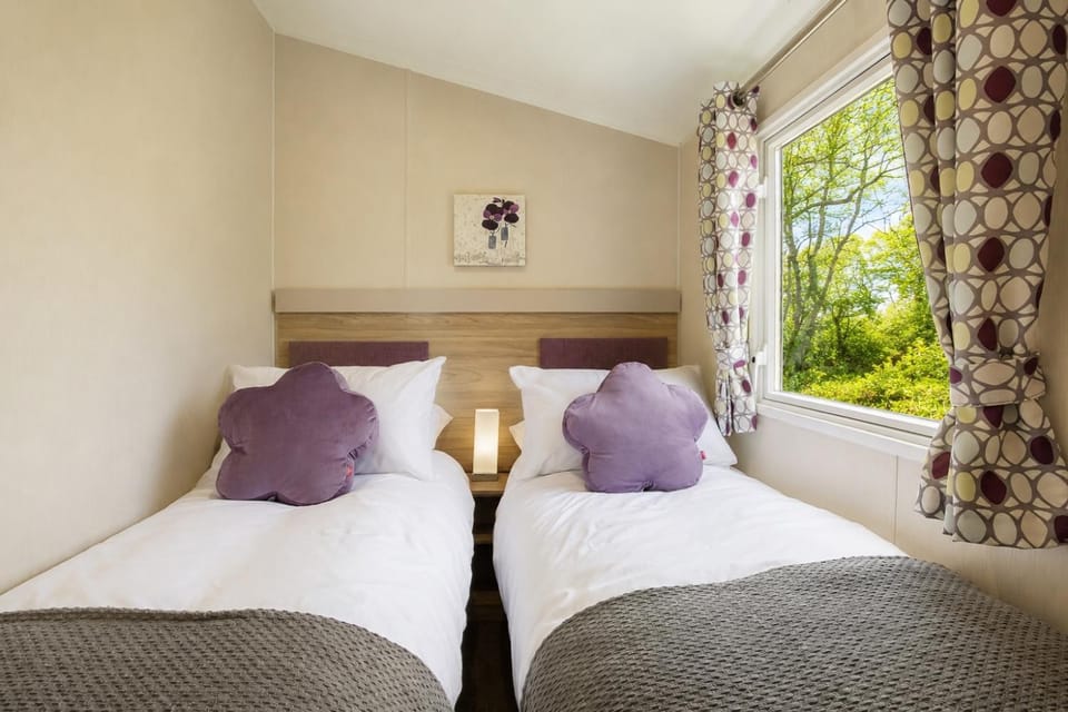 Bed, View (from property/room), Bedroom, Garden view, Landmark view