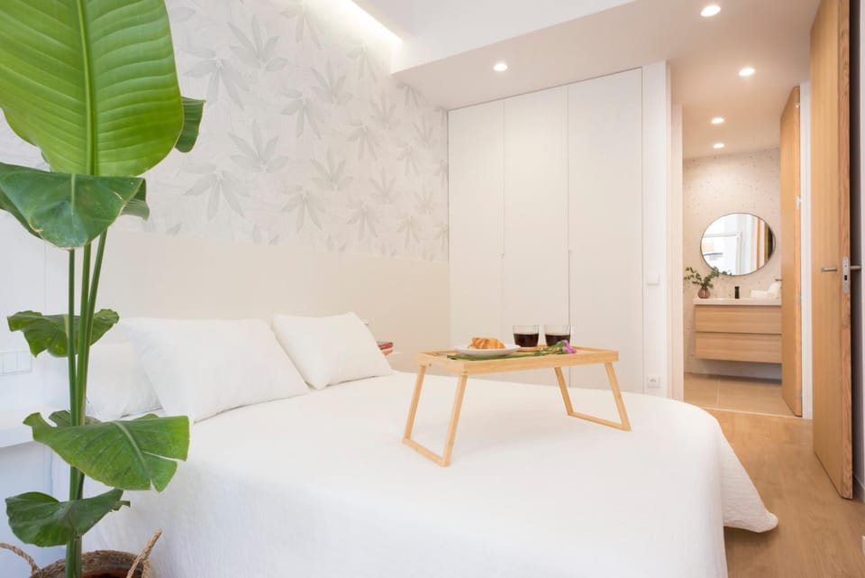 Bed, Photo of the whole room, Decorative detail, Bedroom