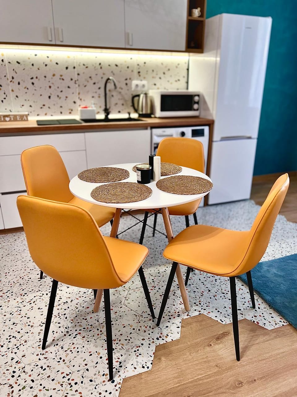 Coffee/tea facilities, Kitchen or kitchenette, Living room, Seating area, Dining area, minibar