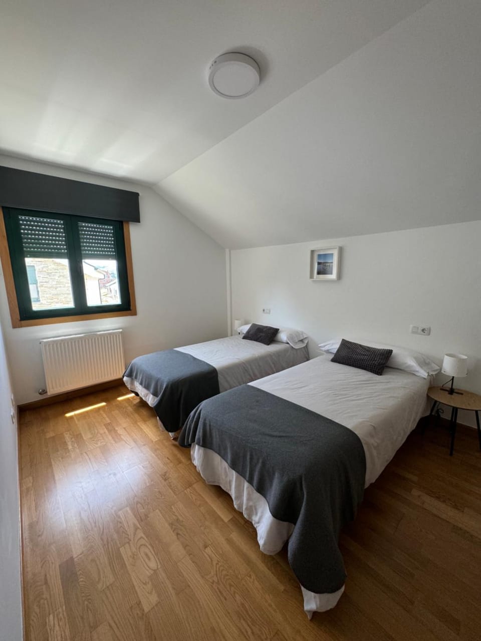 Bed, Photo of the whole room, Bedroom, internet, wardrobe