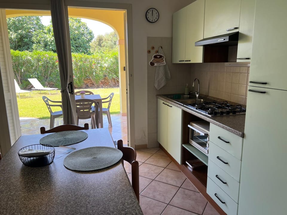 Kitchen or kitchenette, Dining area, pet friendly, stove