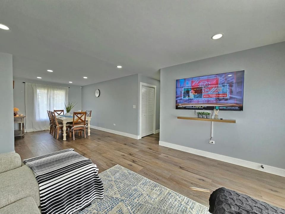 Living room, Seating area, Evening entertainment