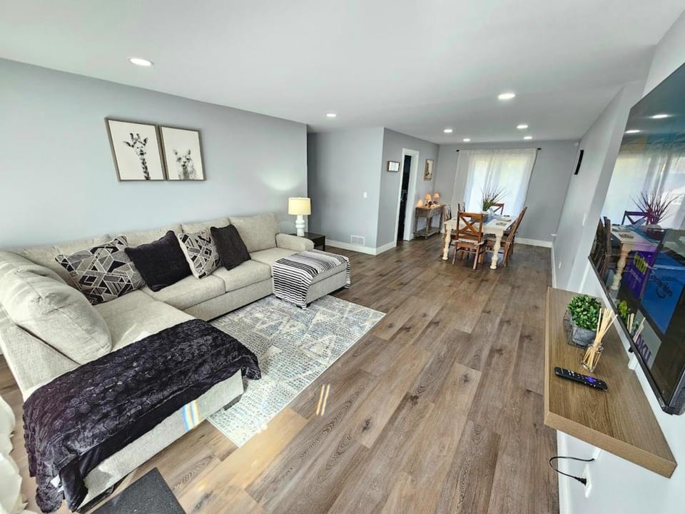 TV and multimedia, Living room, Evening entertainment