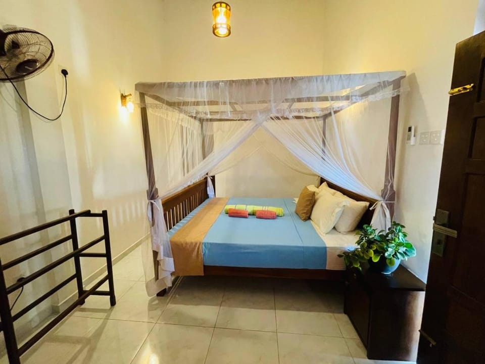Bed, Living room, Photo of the whole room, Seating area, Bedroom, towels