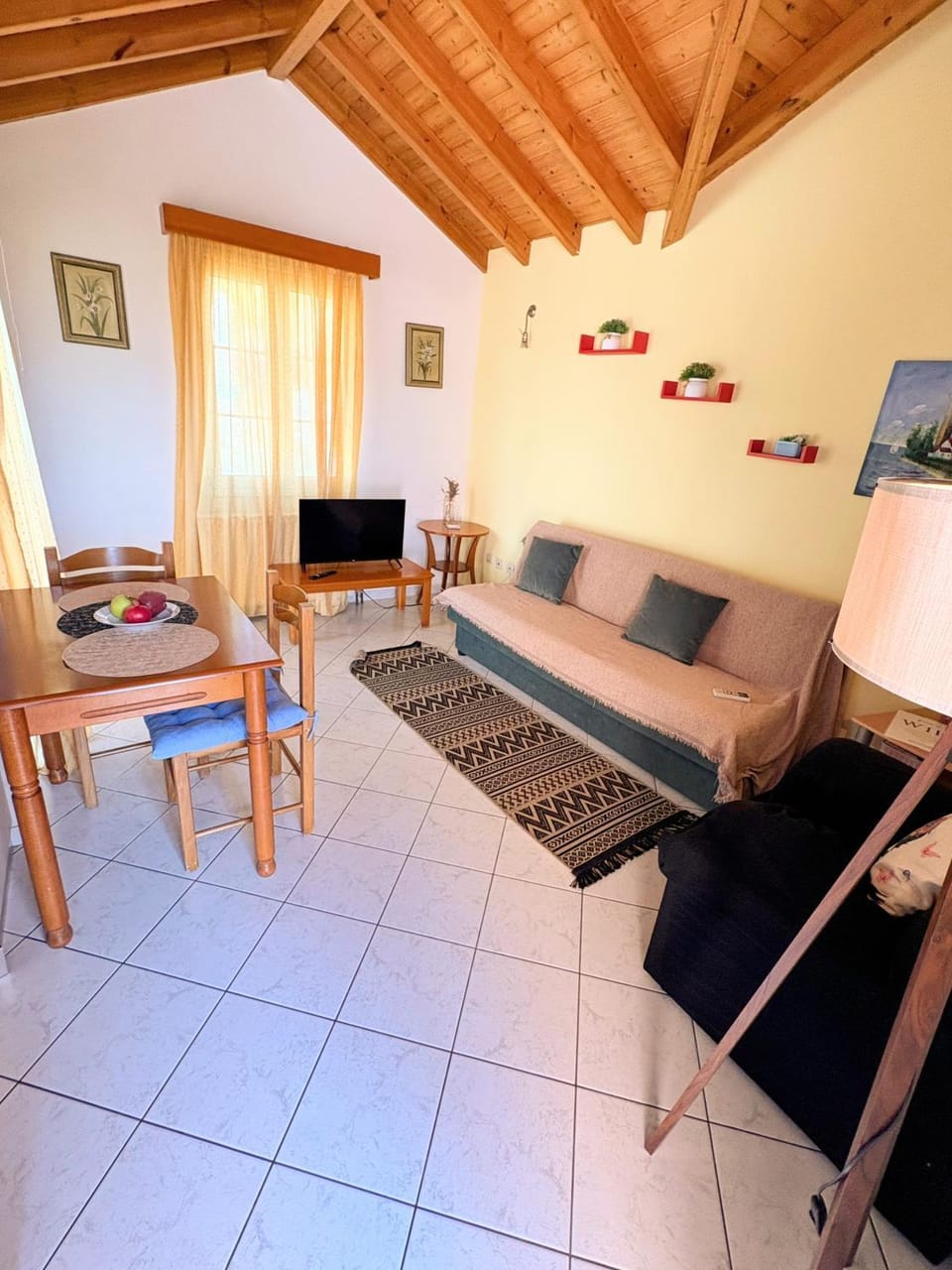 Communal lounge/ TV room, TV and multimedia, Living room, Seating area, Dining area