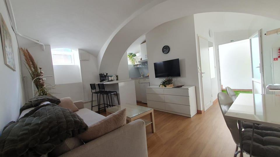 TV and multimedia, Kitchen or kitchenette, Living room, Seating area, Dining area