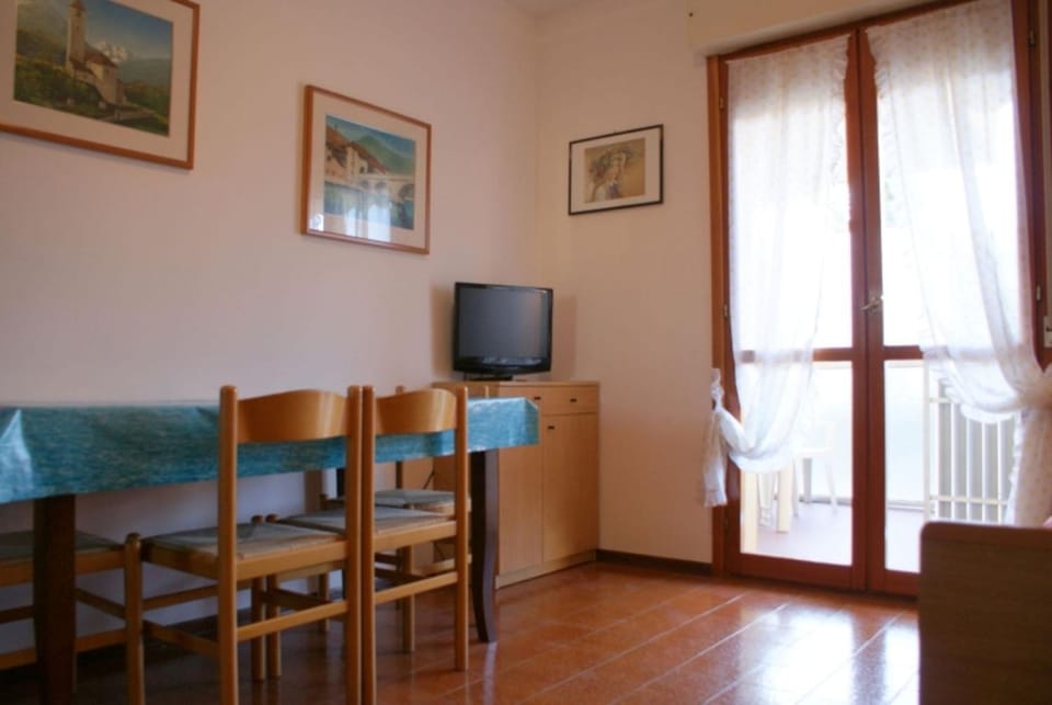 Restaurant/places to eat, Communal lounge/ TV room, Dining area