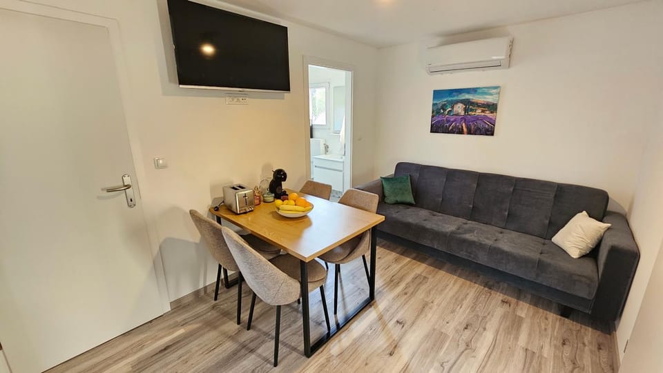 TV and multimedia, Living room, Seating area, Dining area