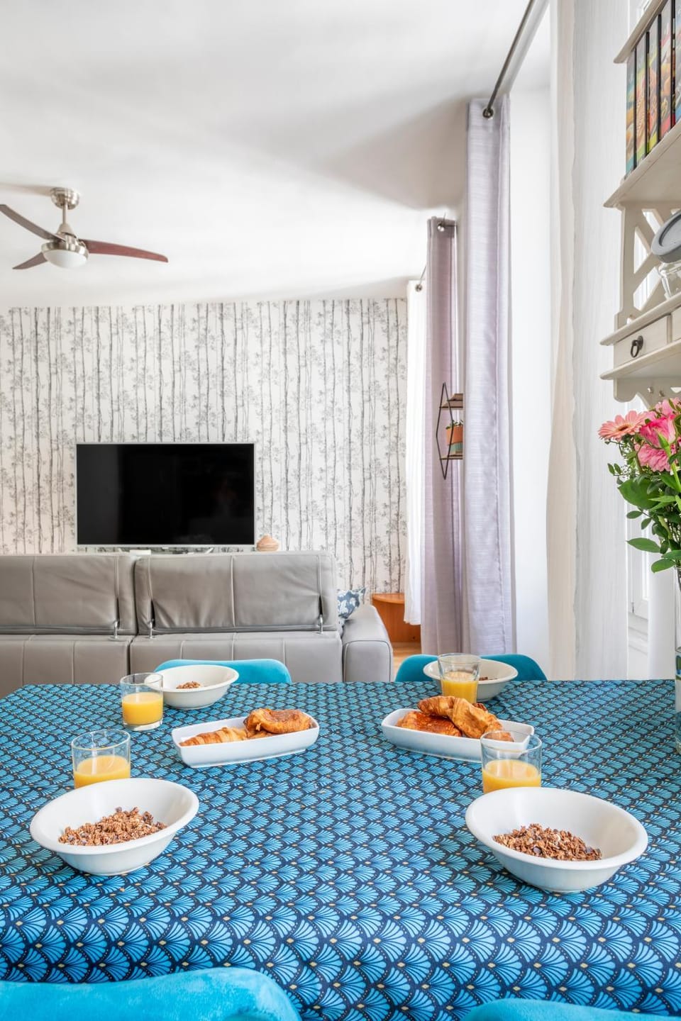 TV and multimedia, Living room, Seating area, Dining area