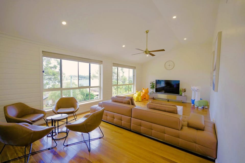 Communal lounge/ TV room, TV and multimedia, Living room, Seating area, fireplace