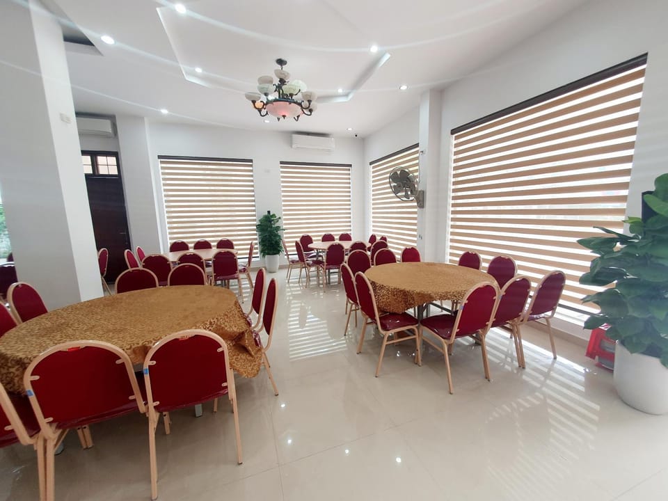 Restaurant/places to eat, Seating area