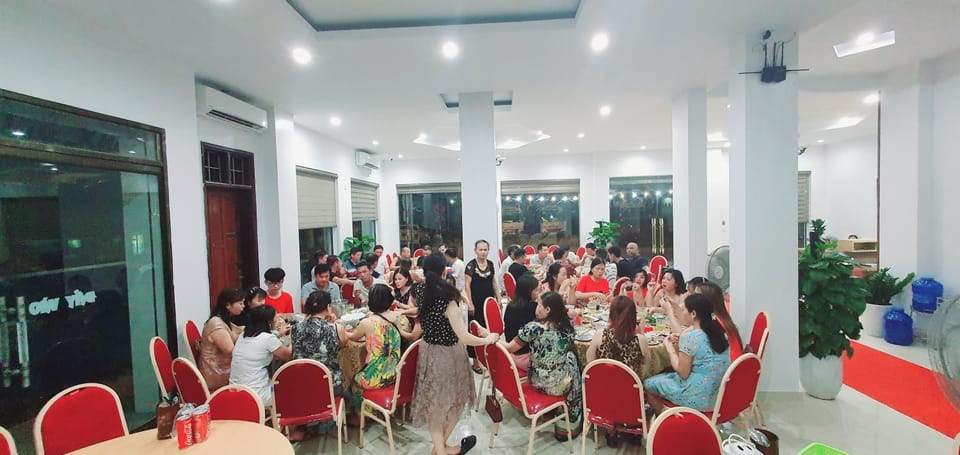 Restaurant/places to eat, Seating area, group of guests