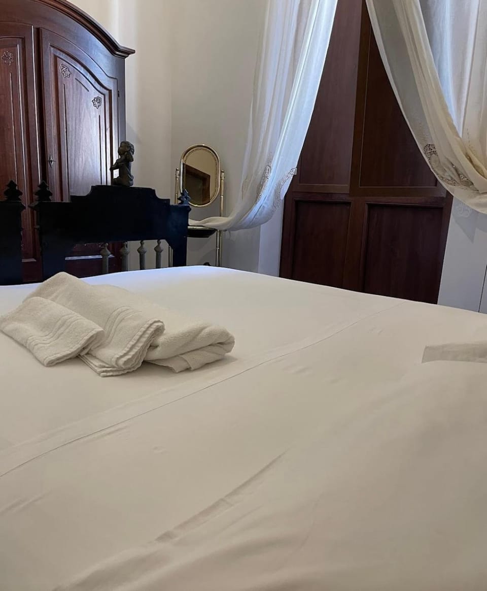 Bed, Bedroom, towels