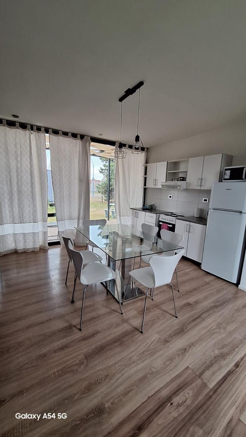 Kitchen or kitchenette, Dining area, oven