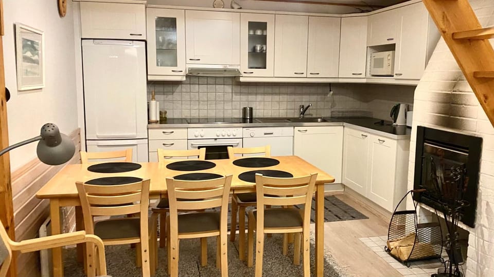 Coffee/tea facilities, Kitchen or kitchenette, Dining area, dishwasher, fireplace, microwave, oven, stove, toaster