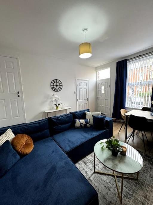 Modern 6 Bed Home Near Leeds City Centre-Long Stay Rates Available Apartment in Leeds