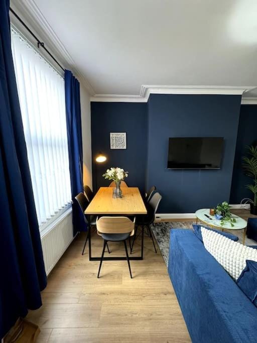 Modern 6 Bed Home Near Leeds City Centre-Long Stay Rates Available Apartment in Leeds