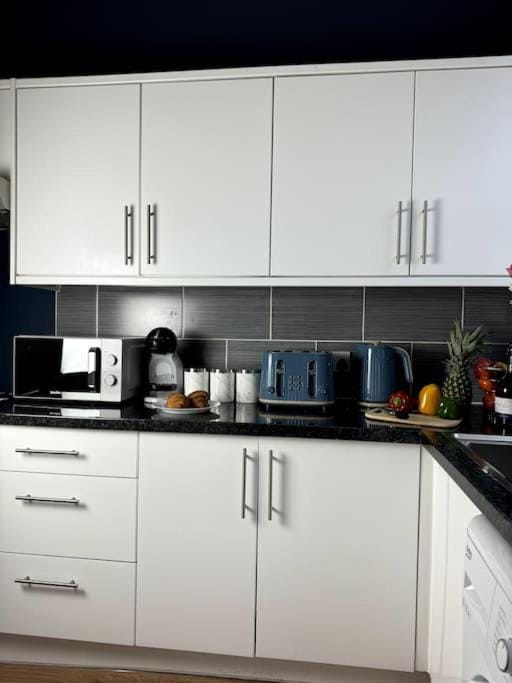 Modern 6 Bed Home Near Leeds City Centre-Long Stay Rates Available Apartment in Leeds