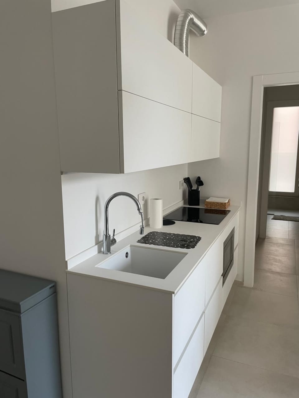 Kitchen or kitchenette, minibar, stove