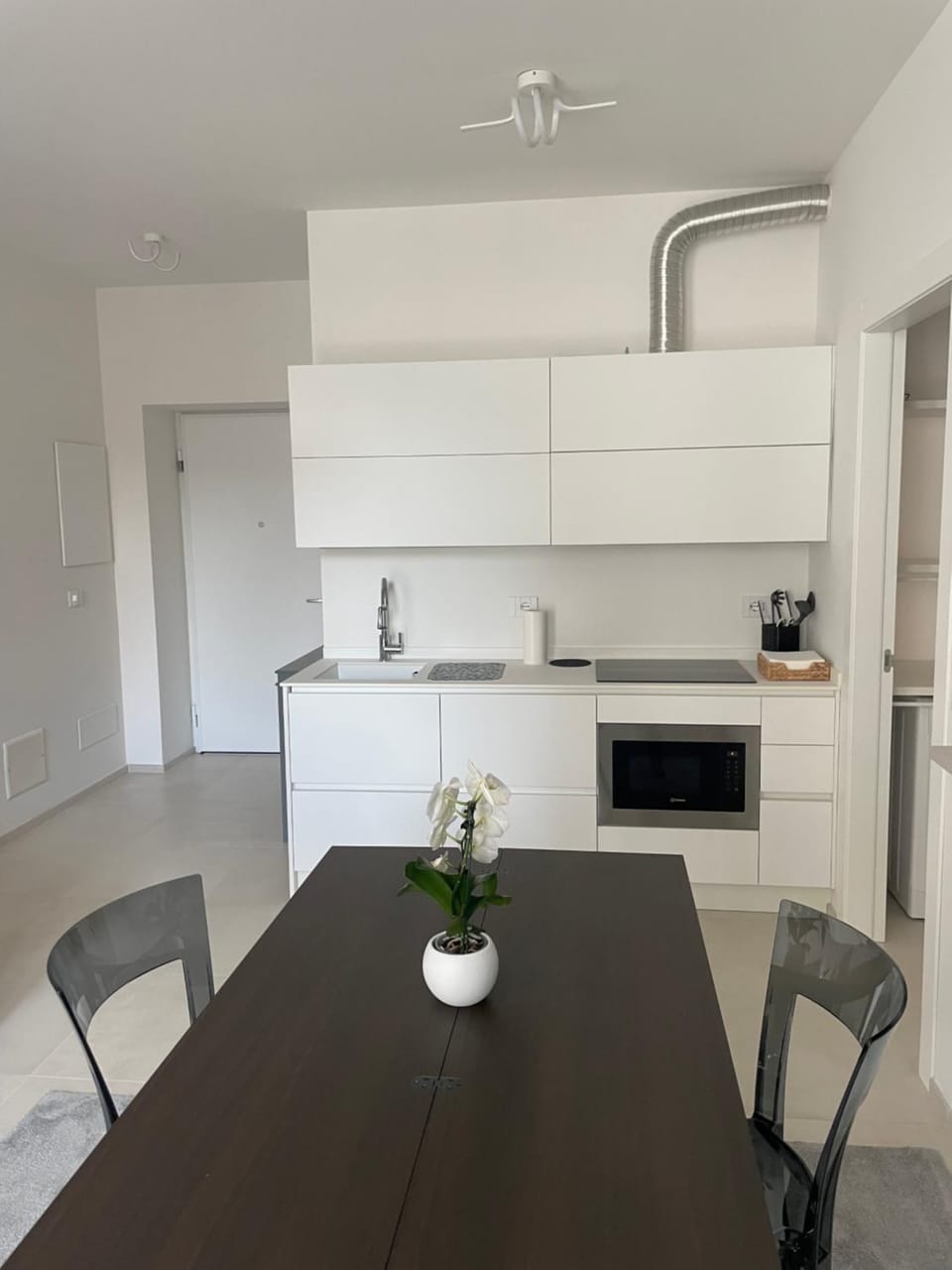 Kitchen or kitchenette, Dining area, minibar, stove