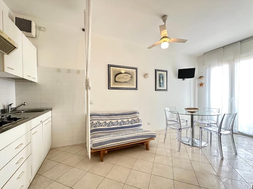 Kitchen or kitchenette, Seating area, Dining area