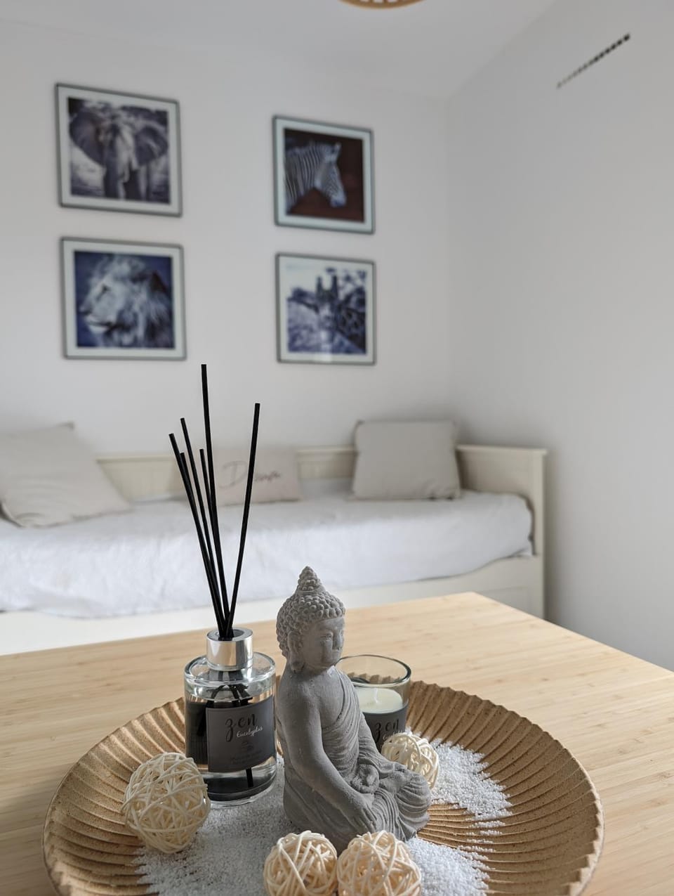 Bed, Library, TV and multimedia, Living room, Seating area, air conditioner