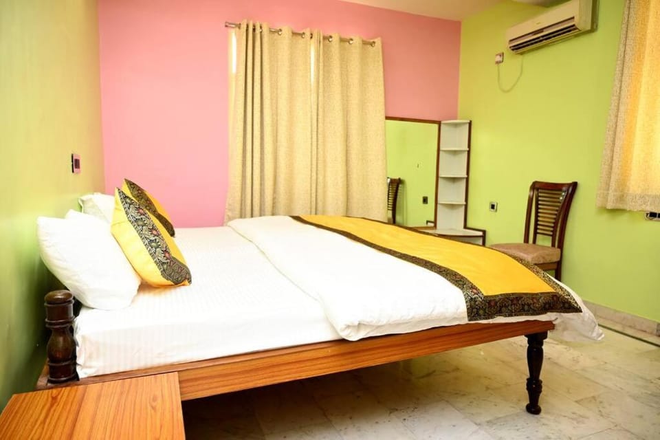 Bed, Photo of the whole room, Bedroom, air conditioner