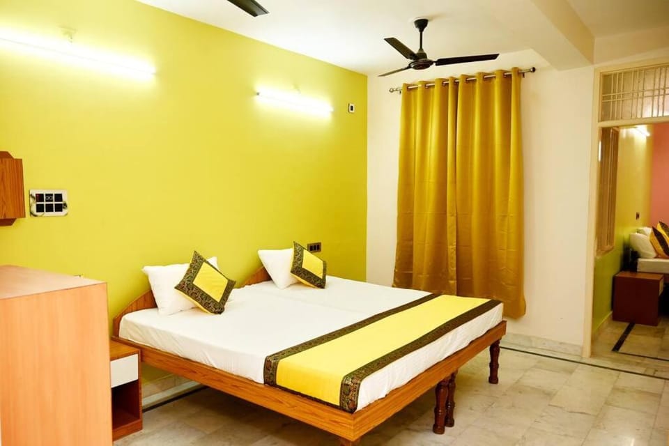 Bed, Photo of the whole room, Bedroom, fireplace, air conditioner