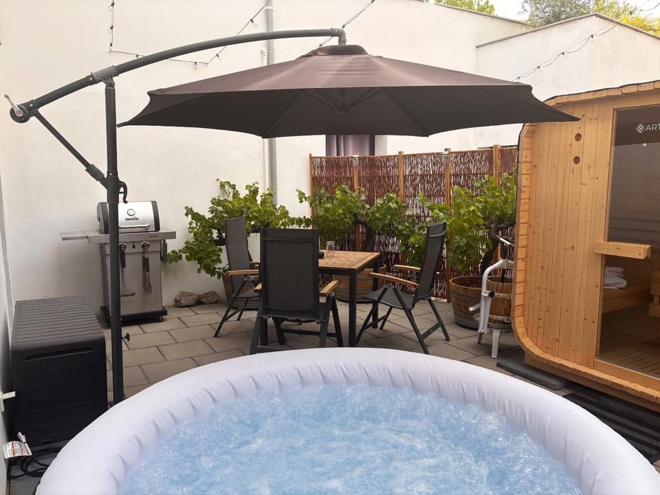 BBQ facilities, Hot Tub, Sauna, Dining area