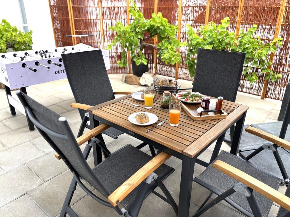 Patio, Balcony/Terrace, Seating area, Dining area, Food
