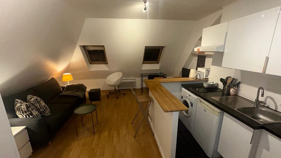 TV and multimedia, Kitchen or kitchenette, Living room, Seating area, Dining area, oven, stove