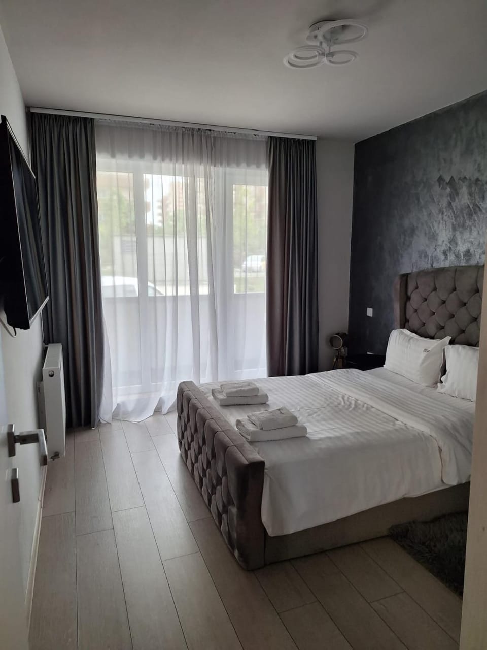 Bed, Photo of the whole room, Bedroom, towels