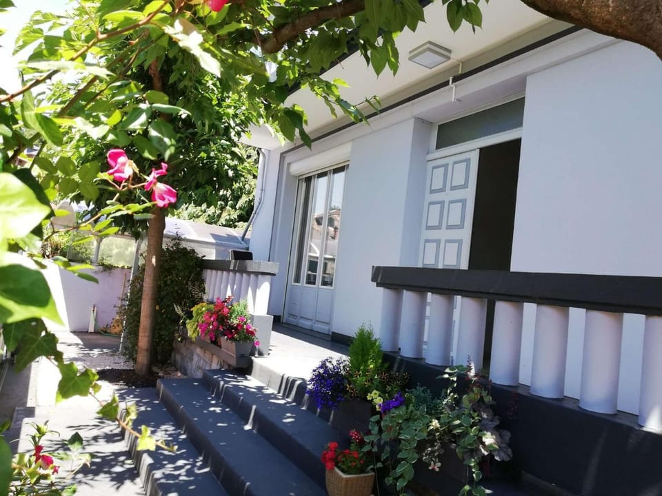 Property building, Garden, Balcony/Terrace