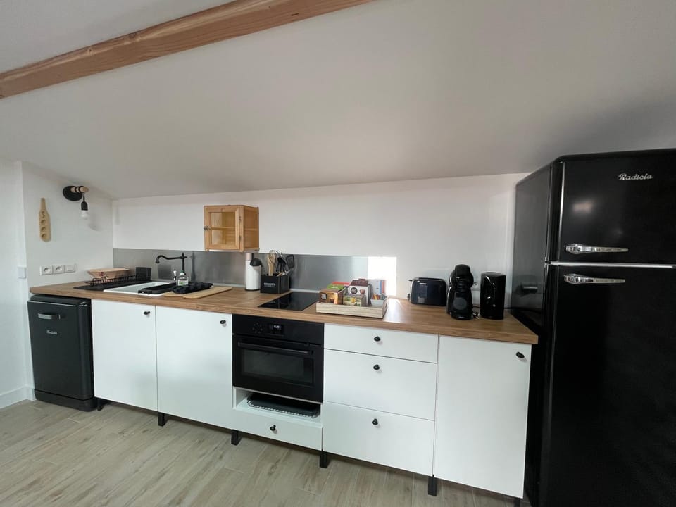 Coffee/tea facilities, dishwasher, minibar, pet friendly, stove, toaster