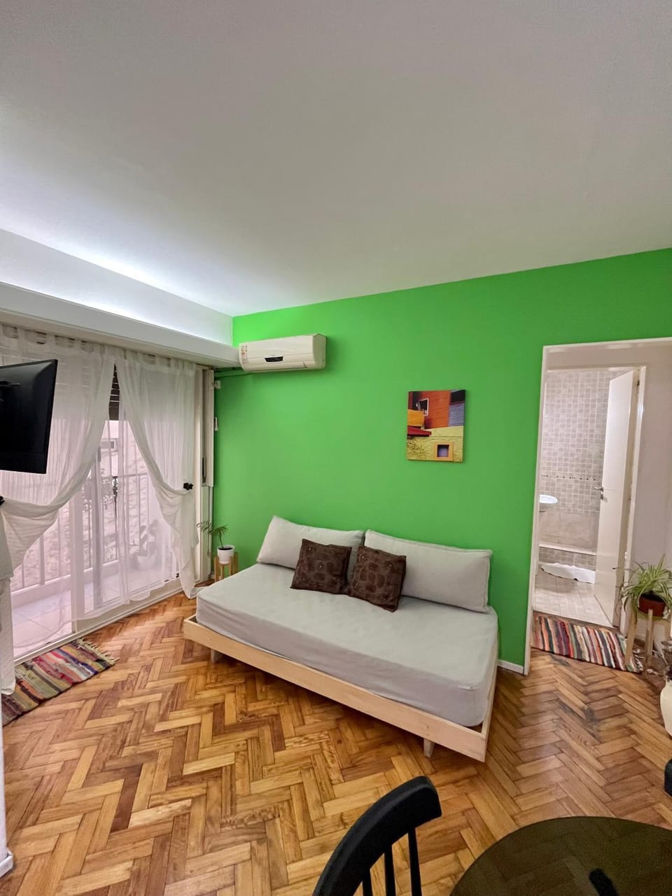 Living room, Photo of the whole room