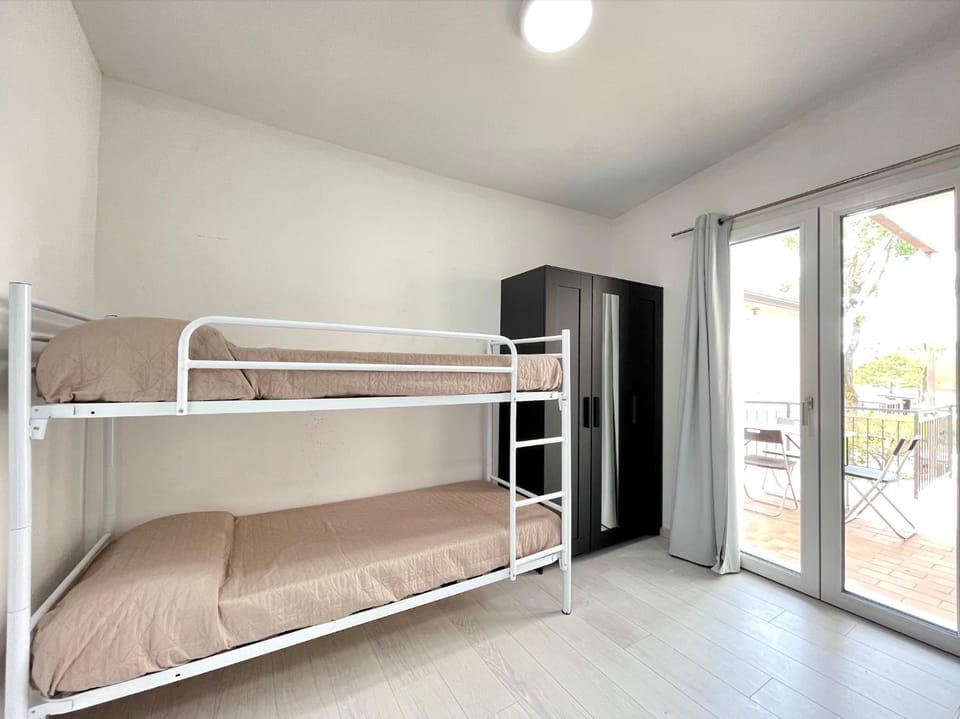 Bedroom, bunk bed