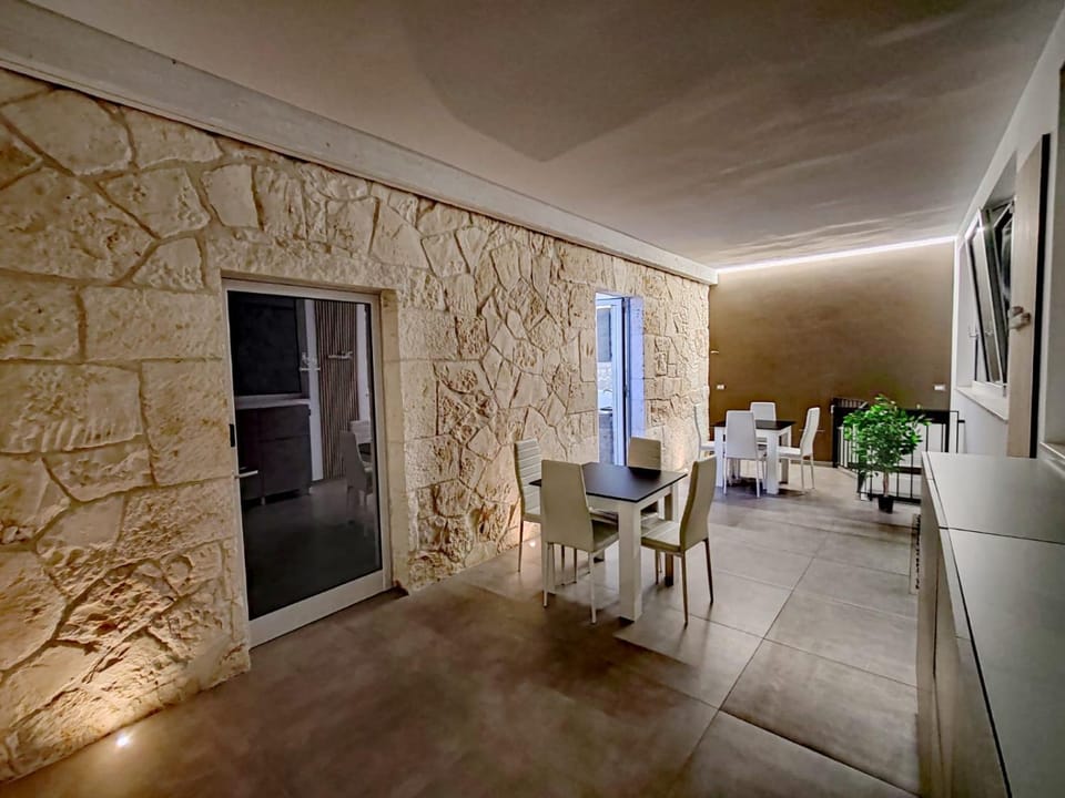Living room, Seating area, Dining area, Breakfast
