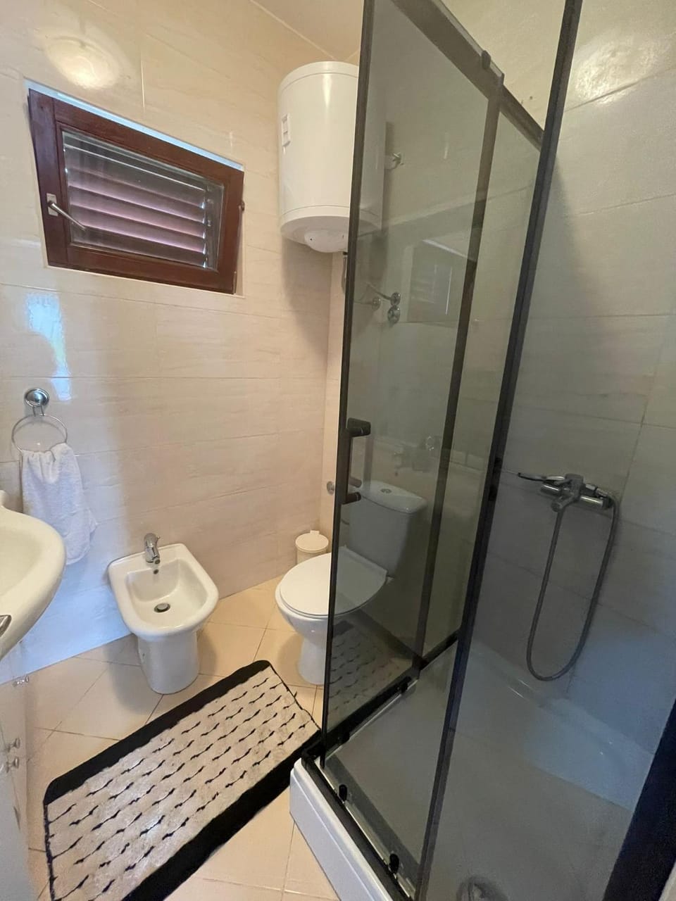 Shower, Toilet, Bathroom, towels