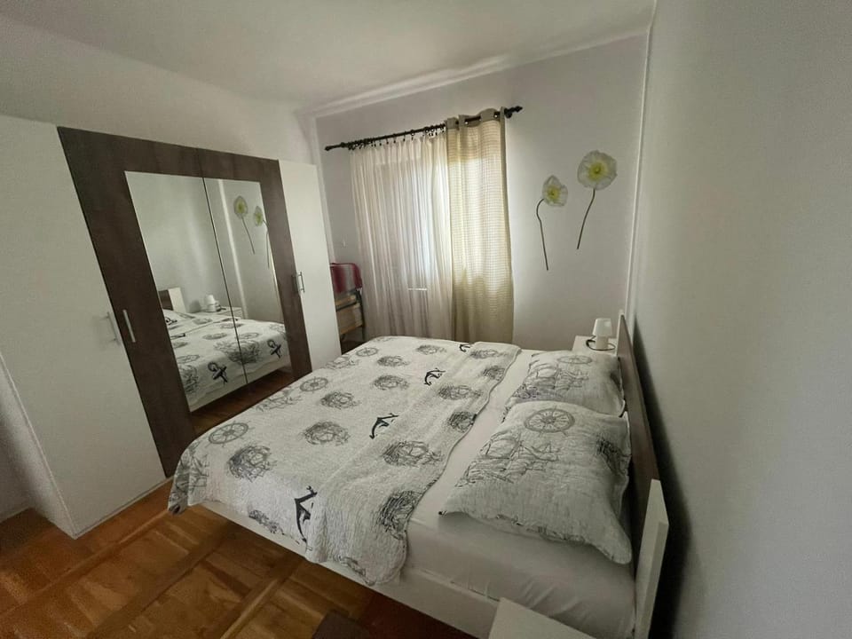 Photo of the whole room, Bedroom, towels, wardrobe