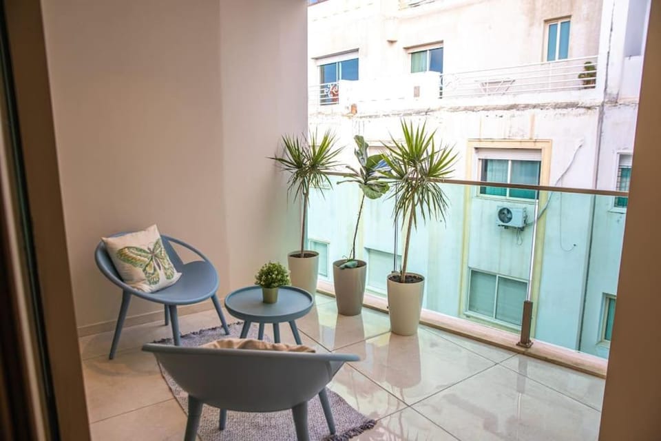 Property building, Patio, Balcony/Terrace
